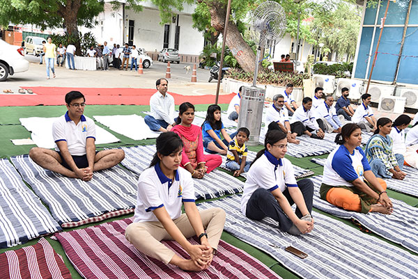 Science Communicator explaining to queries of School Students